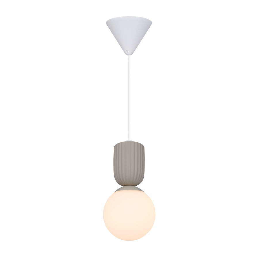 Vue d'ensemble du luminaire suspendu, globe allumé et abat-jour cylindrique strié.