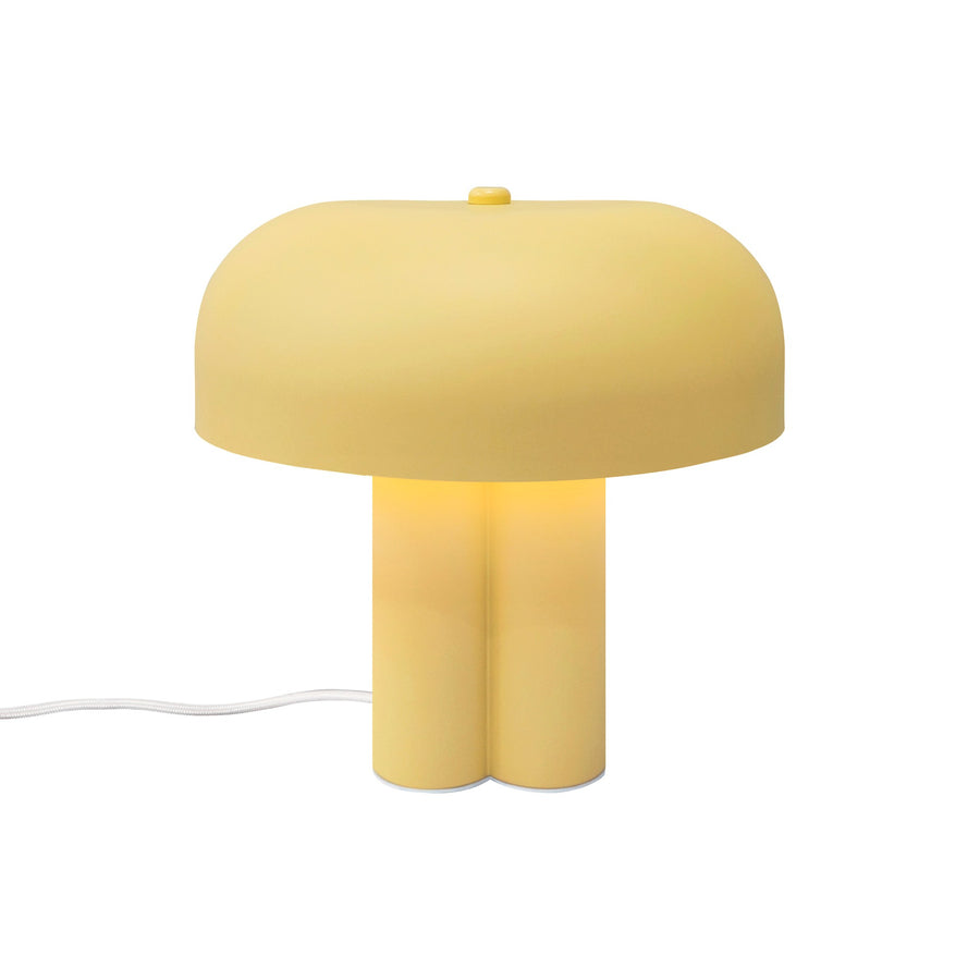 Lampe jaune de profil sur fond blanc, abat-jour bombé et base à trois colonnes.