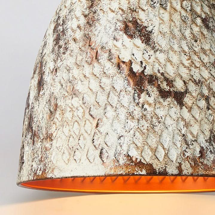 Gros plan sur la surface martelée beige et le bord intérieur orangé