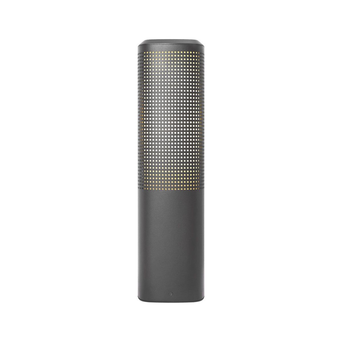 Vue de face de la borne allumée, lumière chaude filtrant par la grille métallique.
