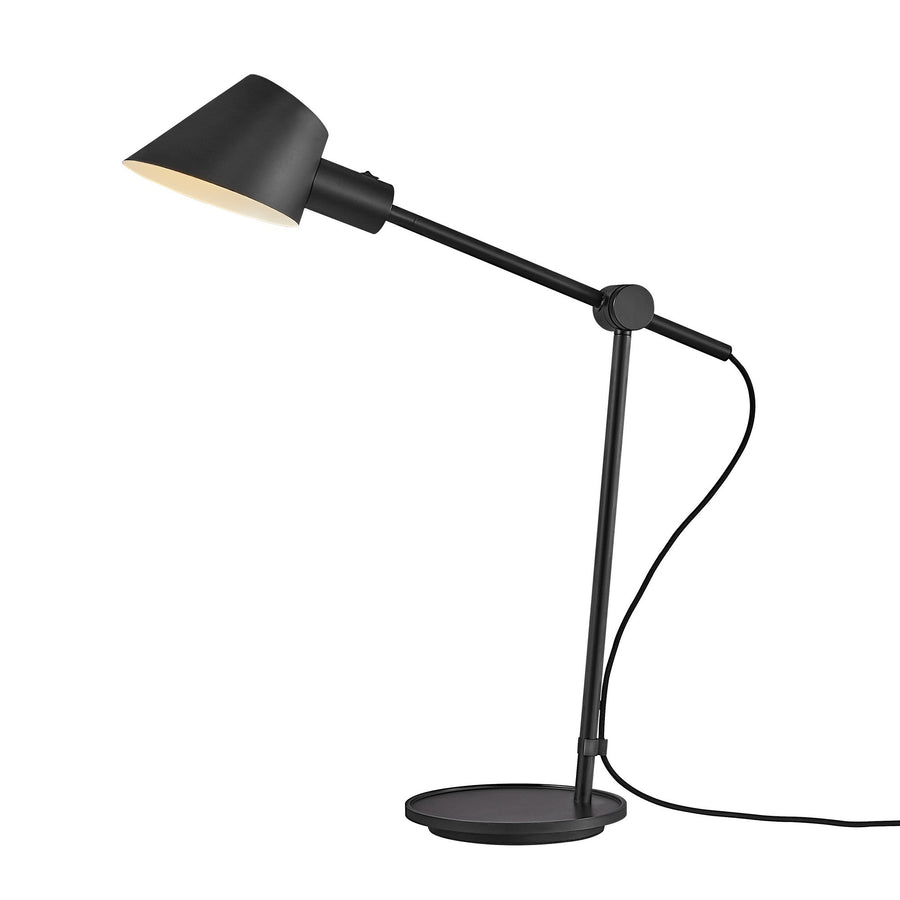 Lampe inclinée montrant le bras articulé et le câble latéral