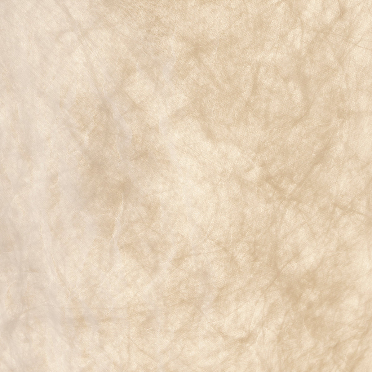 Texture macro du papier froissé beige recouvrant l'abat-jour du lampadaire.