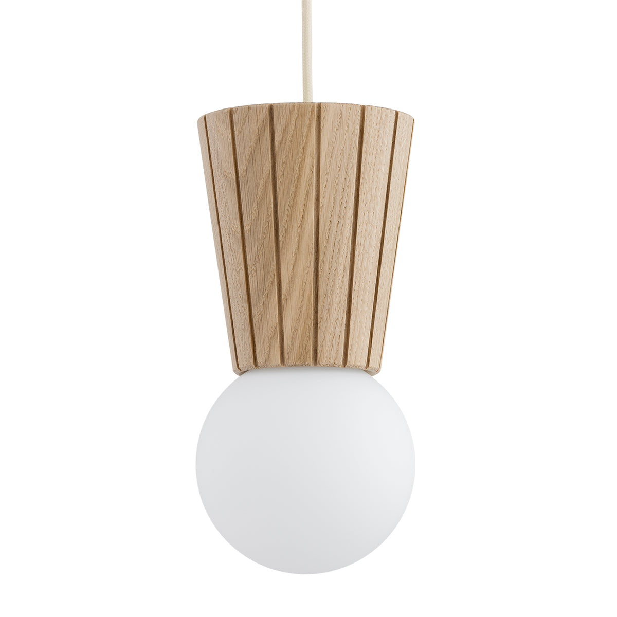 Gros plan sur l'abat-jour en bois mouluré et le globe de verre blanc dépoli.