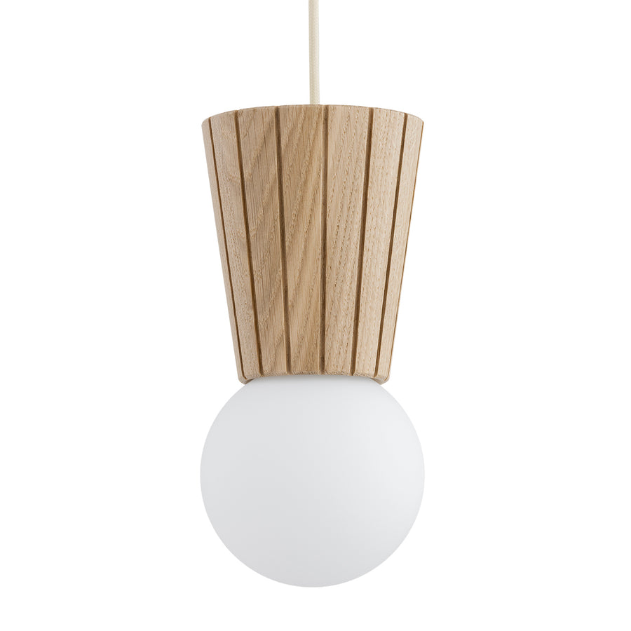 Gros plan sur l'abat-jour en bois mouluré et le globe de verre blanc dépoli.