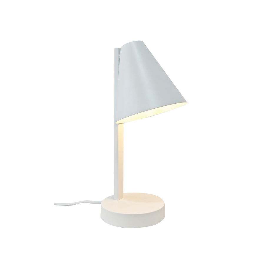 Lampe à poser blanche de profil avec abat-jour conique incliné et base ronde.