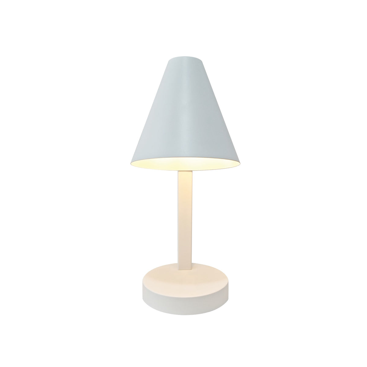 Lampe blanche de face avec abat-jour conique, tige verticale et socle circulaire.