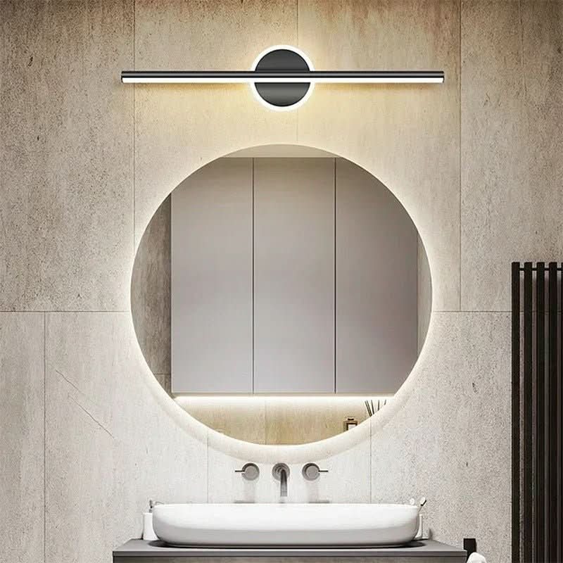 Vue de face dans une salle de bain, halo lumineux au-dessus du lavabo blanc