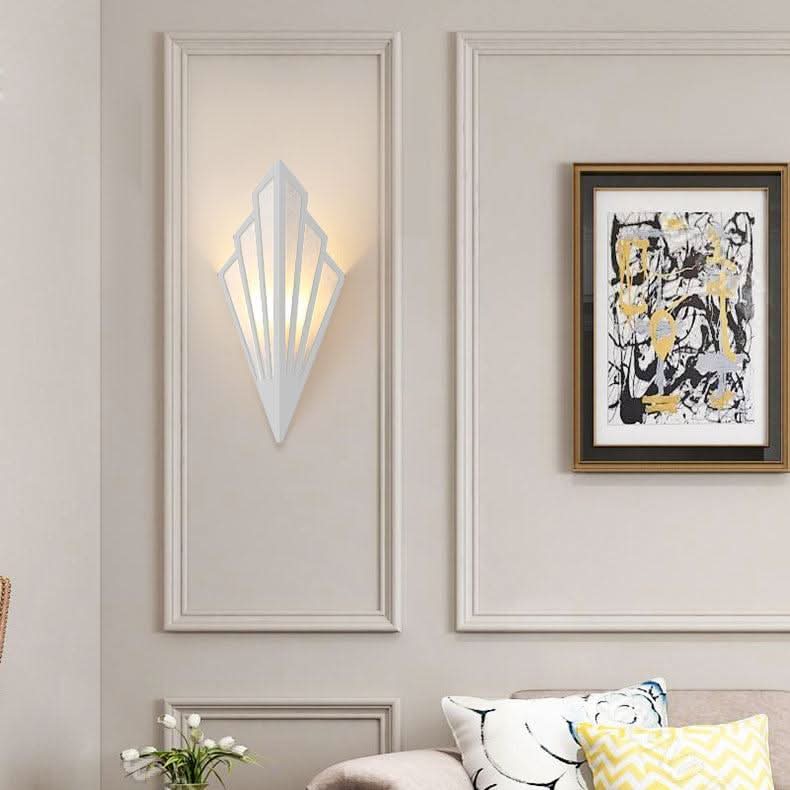 Applique blanche allumée fixée entre deux panneaux moulurés avec cadre fleuri