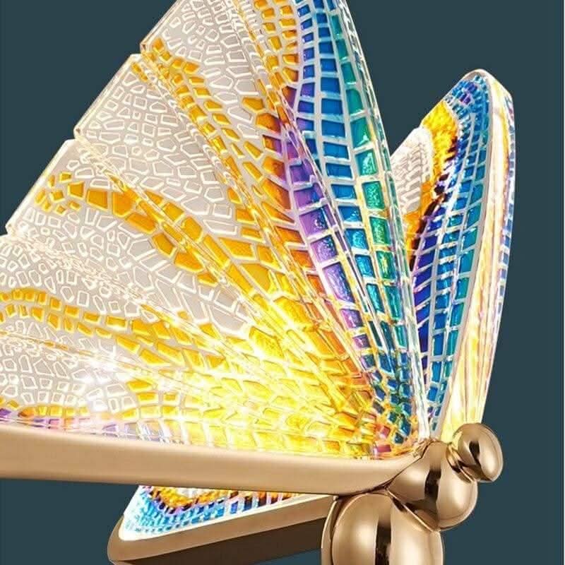 Détail rapproché de l'abat-jour en verre mosaïque aux reflets arc-en-ciel et dorés