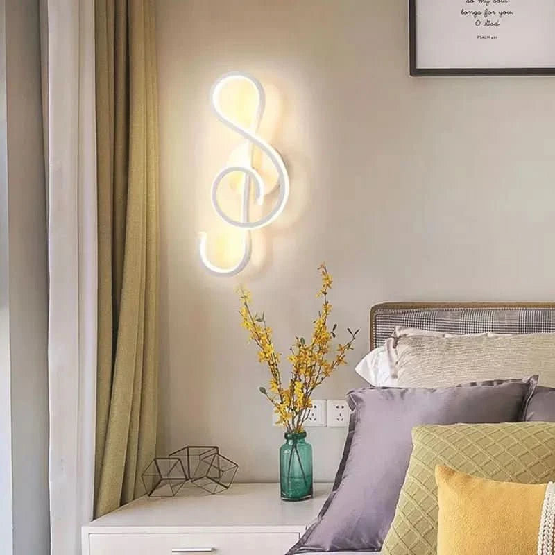 Version blanche lumineuse fixée près d'un lit, vase de fleurs jaunes et rideaux beiges