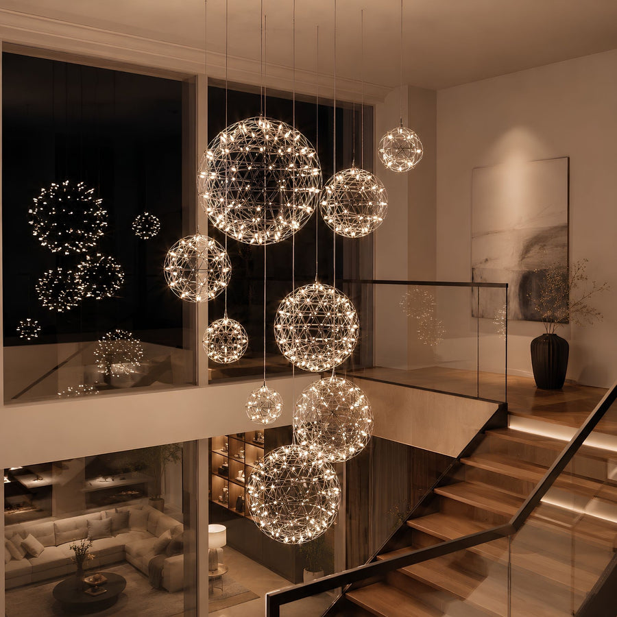 Mise en ambiance nocturne dans un hall avec plusieurs suspensions boules lumineuses.