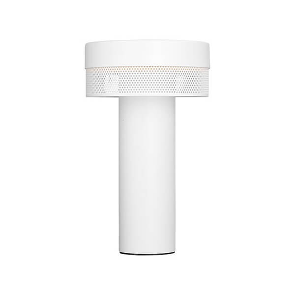 Lampe blanche de face sur fond blanc, montrant le cylindre et la bande perforée.