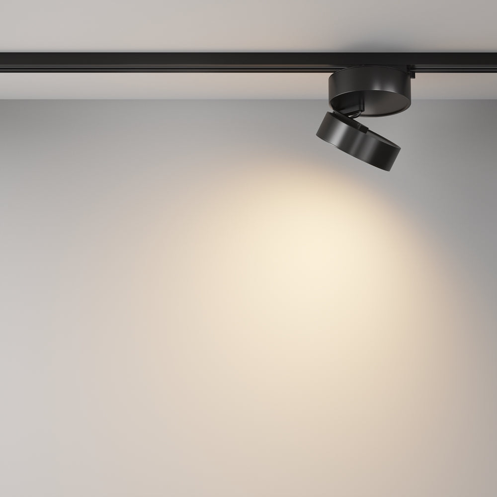 Mise en ambiance : spot incliné éclairant un mur blanc de lumière chaude
