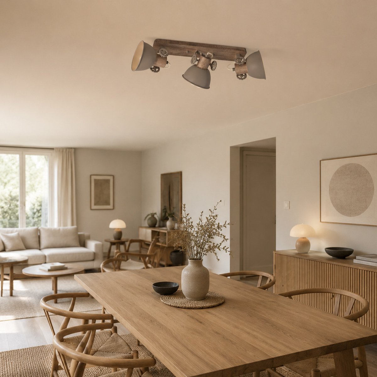 Mise en ambiance au plafond d'une salle à manger avec table en bois clair.
