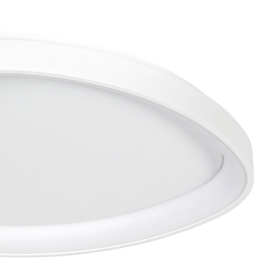 Détail de la bordure et du diffuseur vus de biais, matière blanche satinée