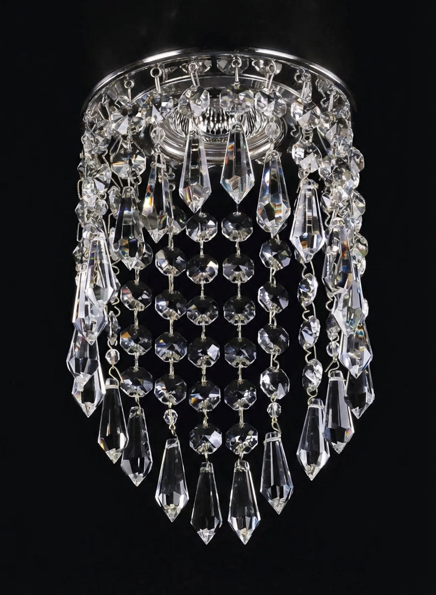 Version argentée du luminaire, vue de face sur fond noir, cristaux suspendus.