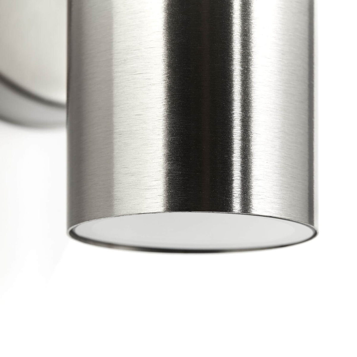 Gros plan de la finition inox brossé et du verre dépoli en partie basse
