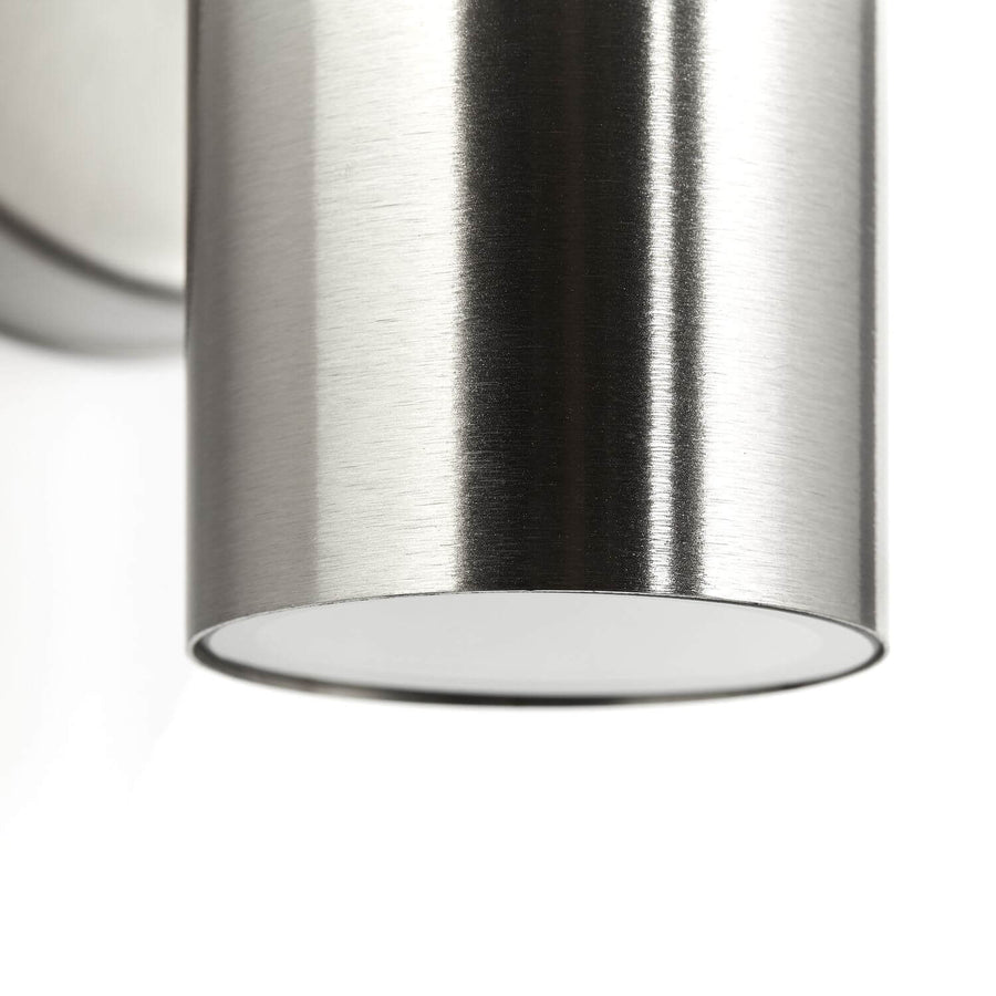 Gros plan de la finition inox brossé et du verre dépoli en partie basse