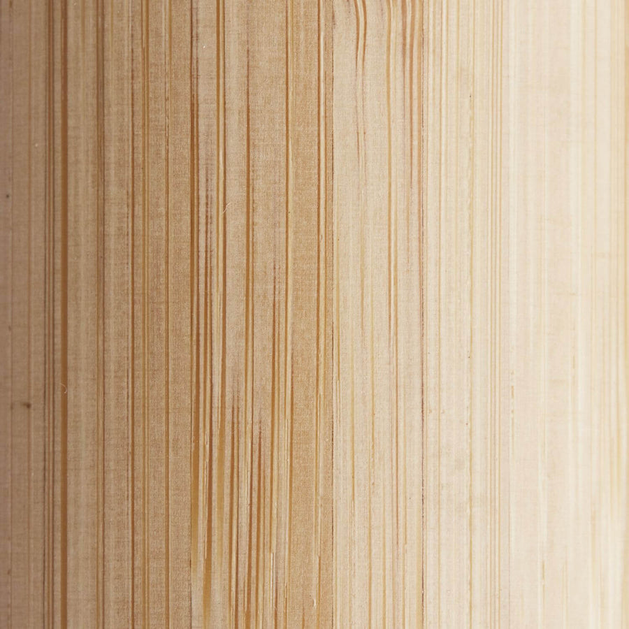 Gros plan sur la texture du bambou clair aux fines rayures verticales du fût.