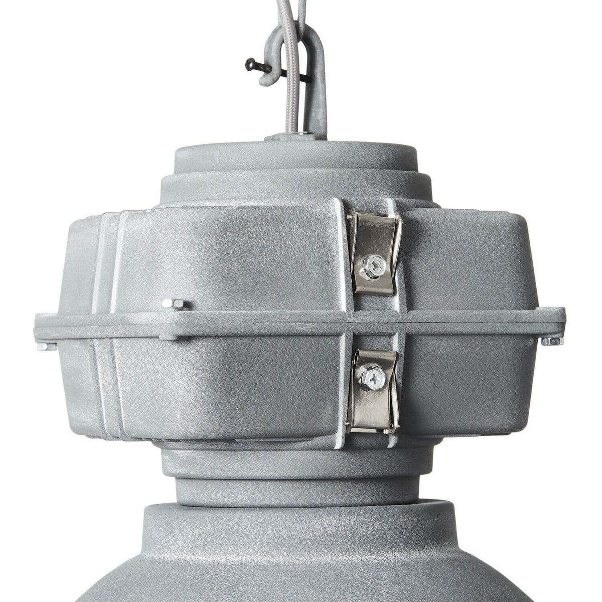 Détail du boîtier supérieur gris avec colliers métalliques et vis de fixation