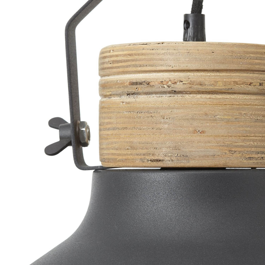 Détail de la finition : cylindre en bois clair et vis papillon noire