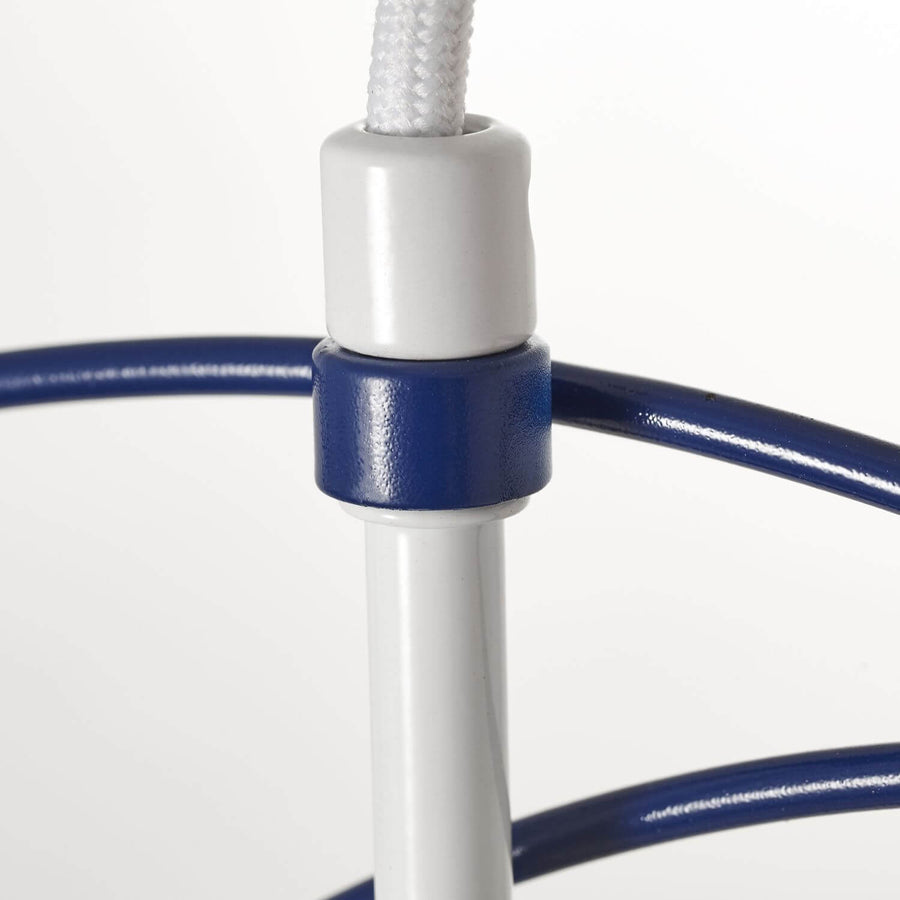 Détail du raccord entre le câble blanc et le croissant bleu