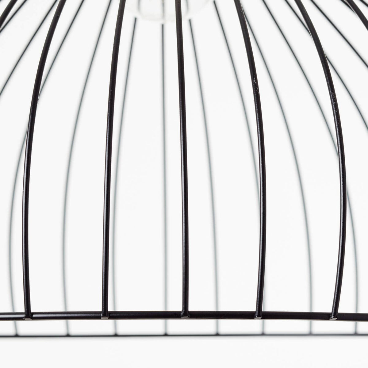 Détail de la finition : gros plan sur les tiges métalliques soudées de la cage