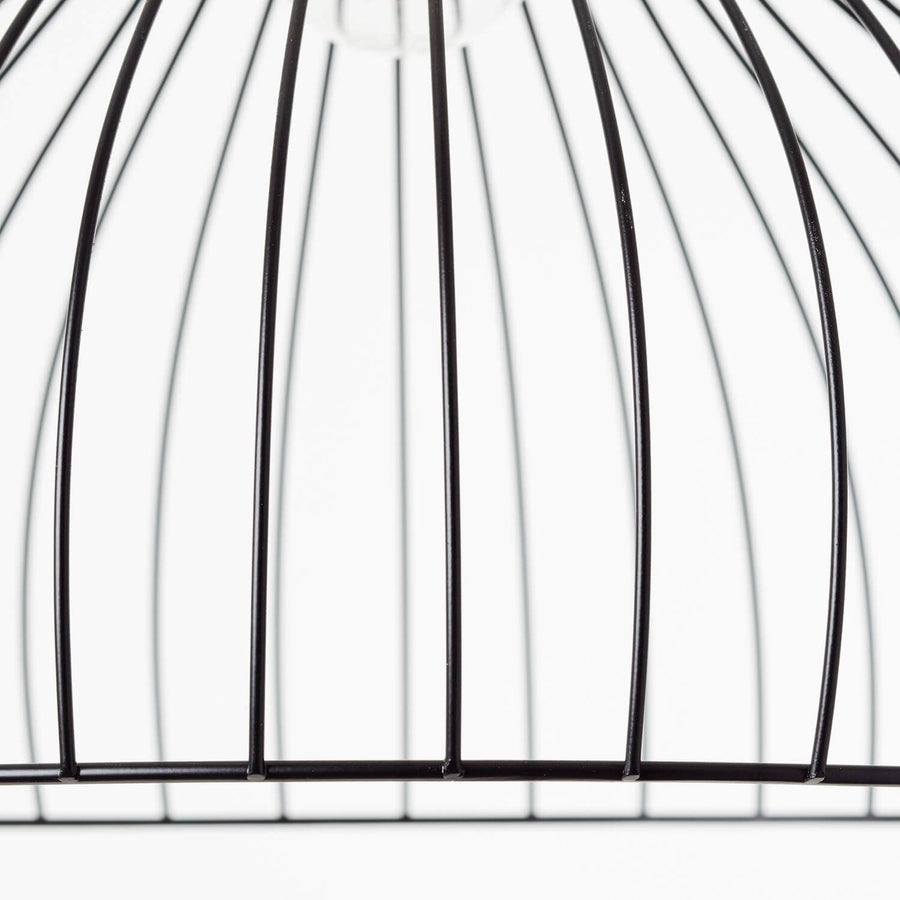 Détail de la finition : gros plan sur les tiges métalliques soudées de la cage