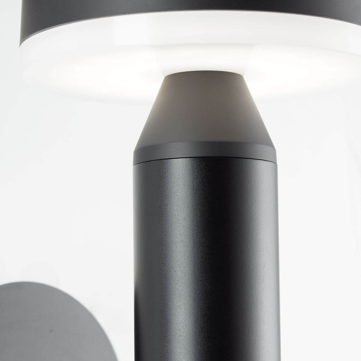 Détail du haut de l'applique, col cylindrique et diffuseur blanc lumineux.