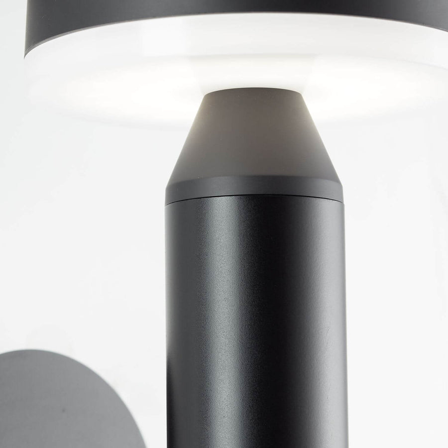 Détail du haut de l'applique, col cylindrique et diffuseur blanc lumineux.