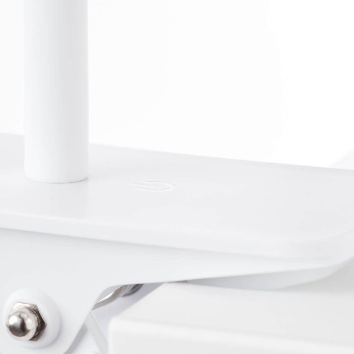 Détail de la pince de fixation blanche avec vis métallique et câble d'alimentation
