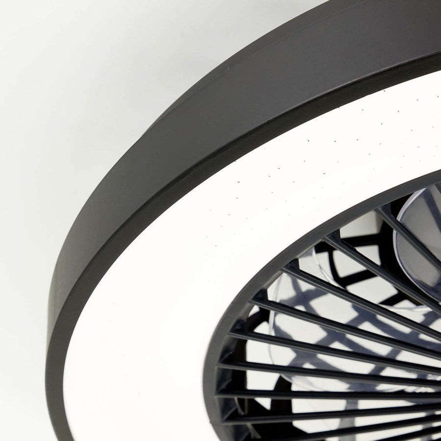 Détail rapproché du cerclage noir, du diffuseur blanc et des lamelles de grille