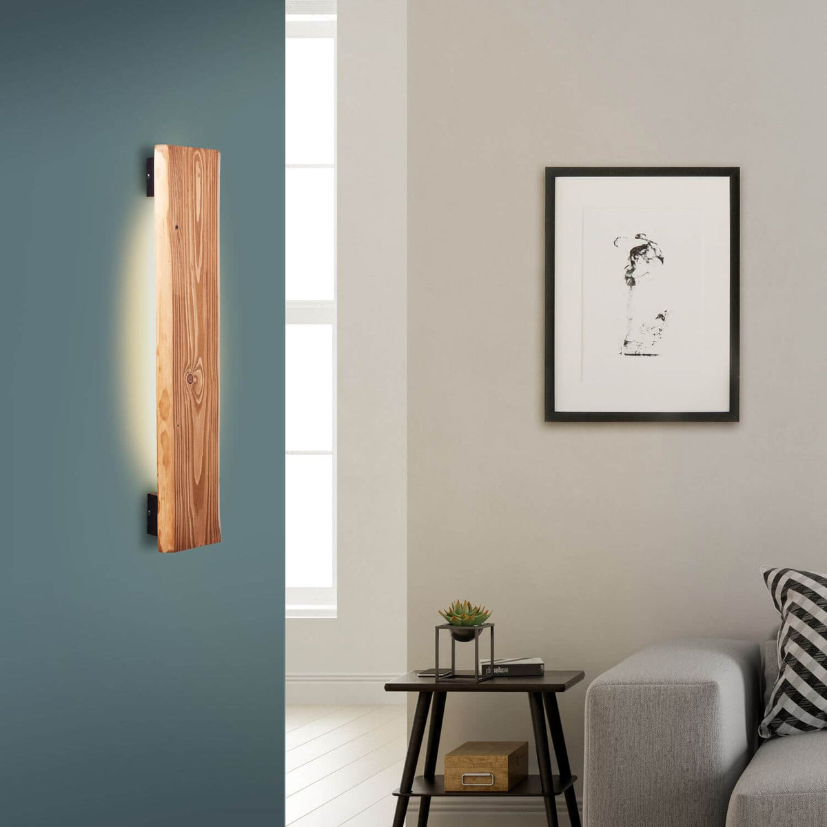 Mise en ambiance salon : applique en bois éclairant un mur bleu canard