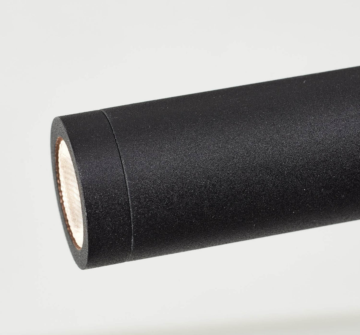 Détail du diffuseur LED logé dans l'extrémité de la tête cylindrique