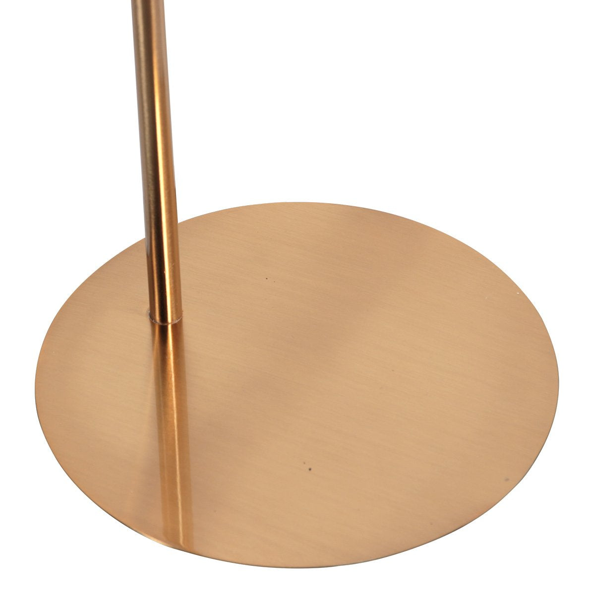 Gros plan sur la base circulaire en métal bronze brossé et le montant vertical.