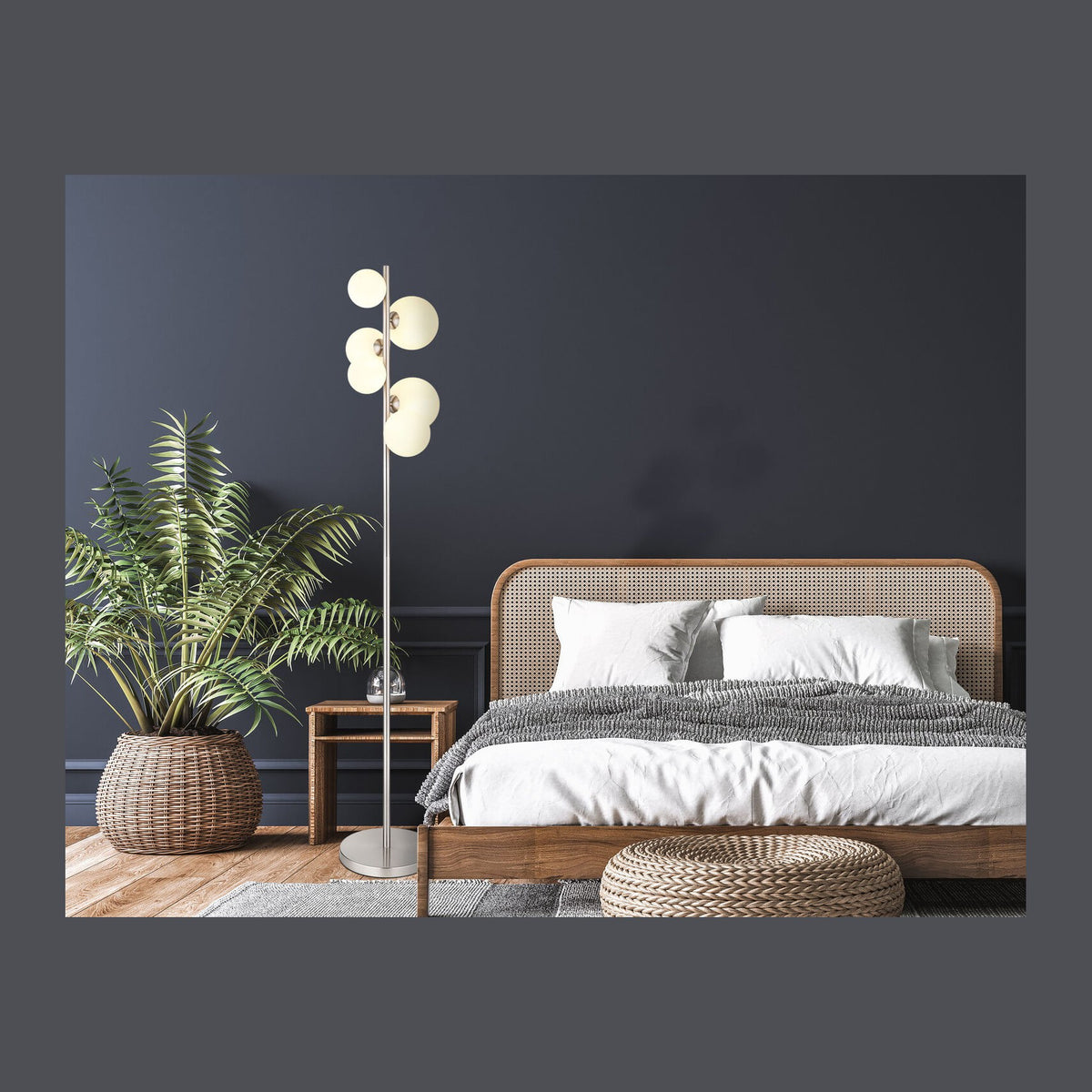 Mise en ambiance d'un lampadaire allumé près d'un lit en chambre sombre
