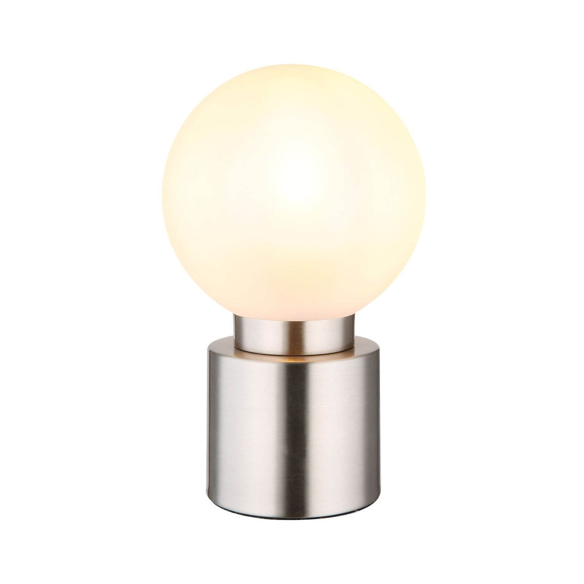 Lampe à poser de face, boule de verre opalin allumée sur socle cylindrique en métal nickel satiné.