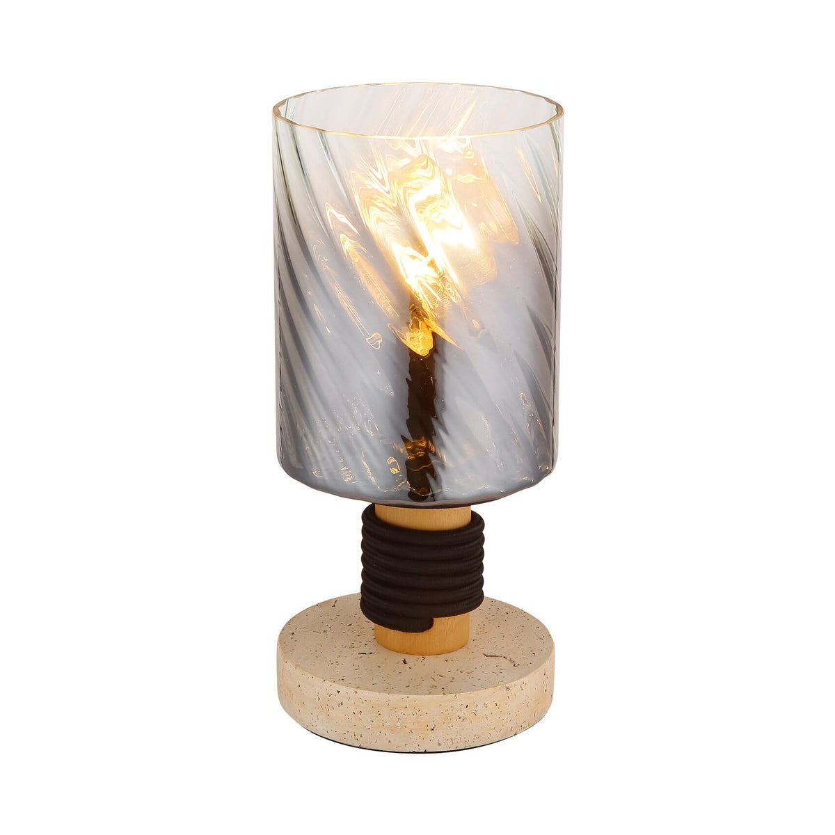 Lampe à poser allumée sur fond blanc, abat-jour en verre fumé et base ronde.