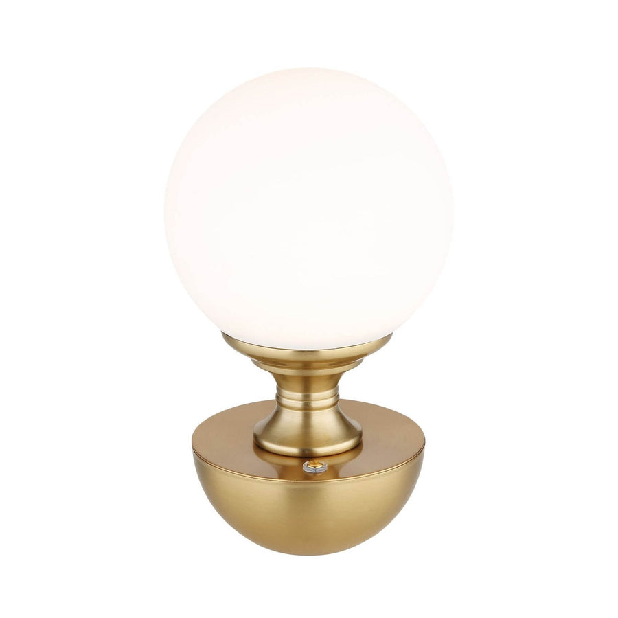 Lampe à poser de face, globe opalin blanc sur socle en laiton brossé
