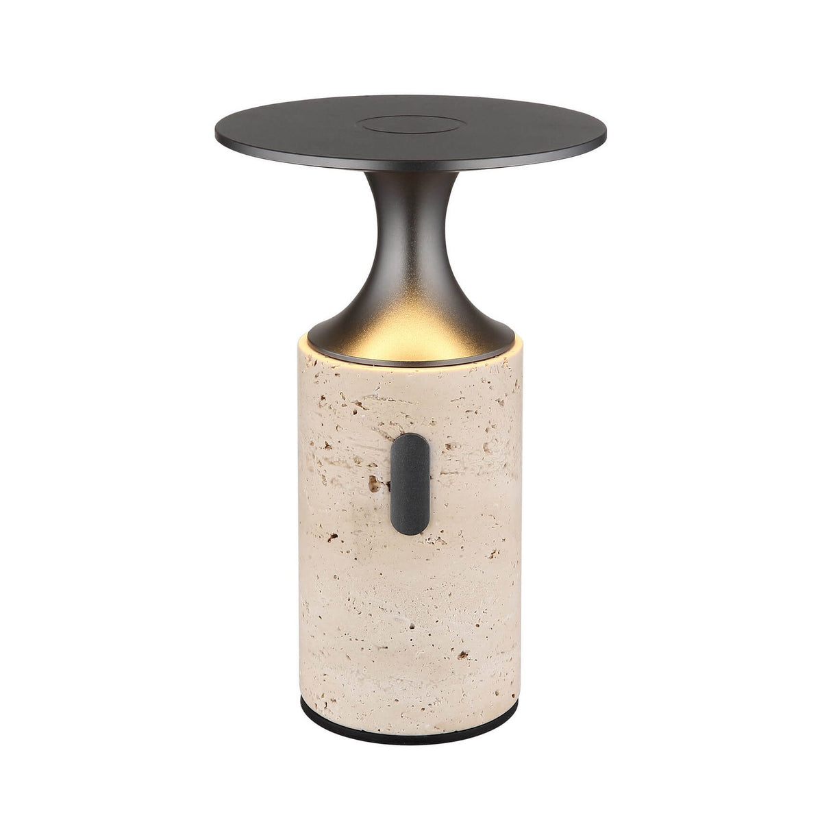 Vue de face sur fond blanc, base cylindrique en travertin et chapeau métal noir
