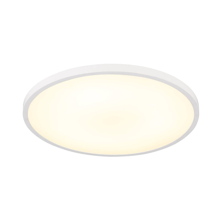 Plafonnier rond blanc mat vu de face, diffuseur allumé sur fond blanc