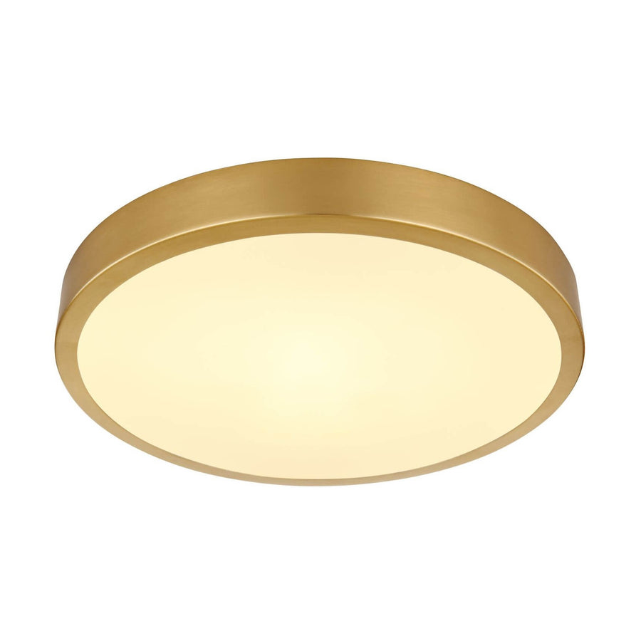 Plafonnier rond en laiton doré avec diffuseur blanc, vu de trois quarts sur fond blanc