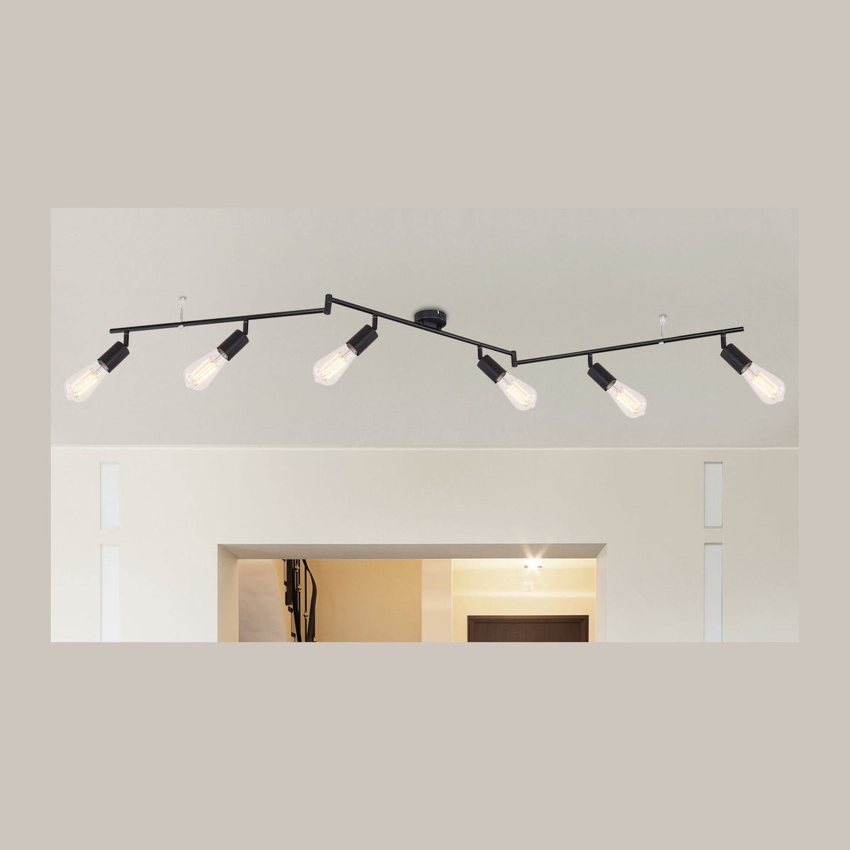 Luminaire plafond noir six spots orientables installé dans une pièce claire
