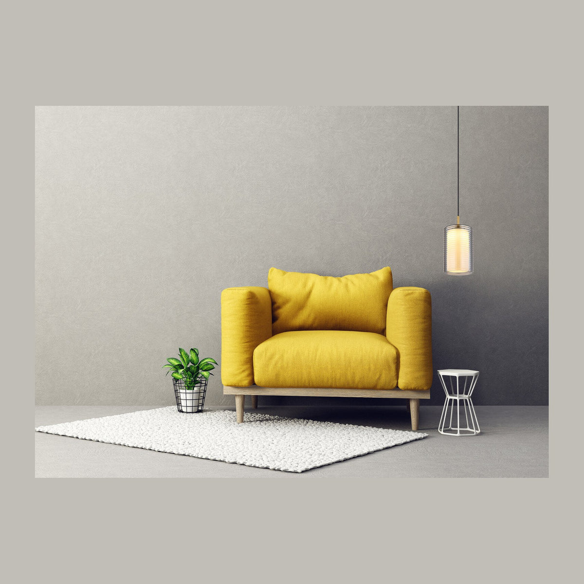Mise en ambiance : suspension allumée au-dessus d'un fauteuil jaune devant un mur gris