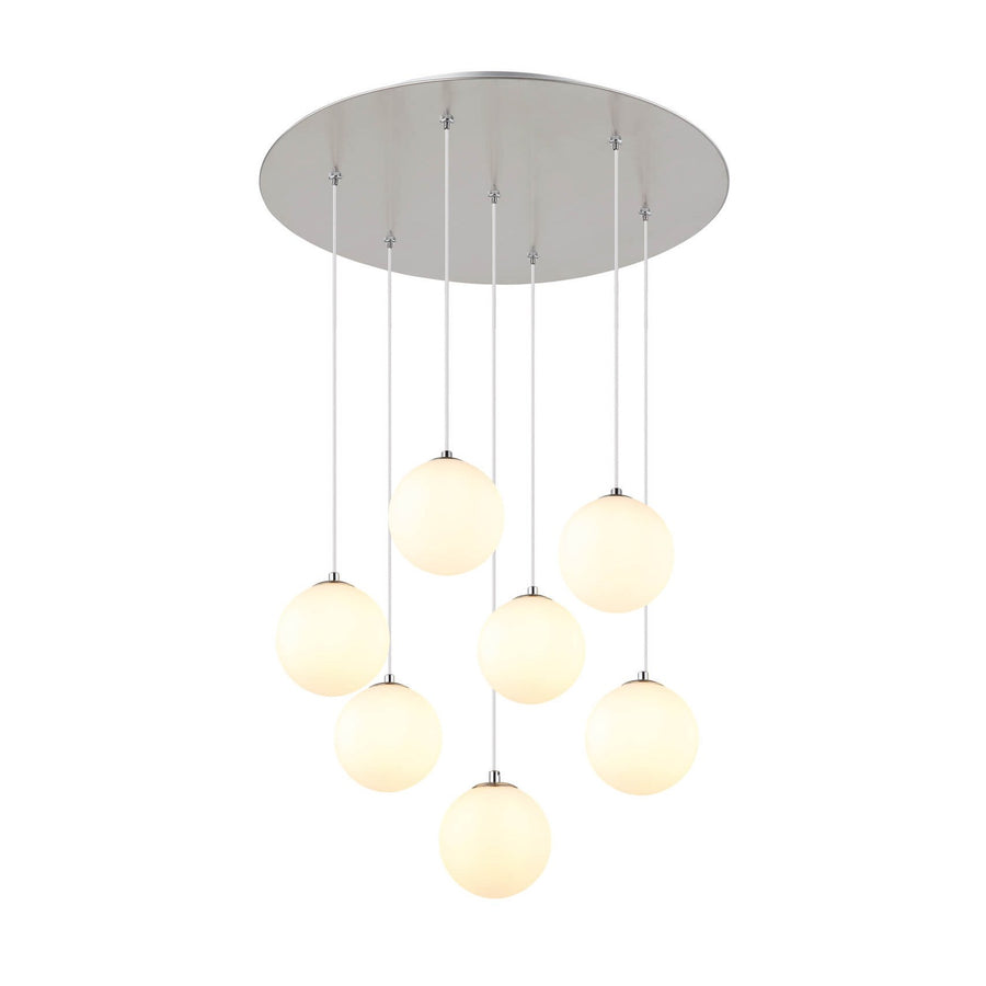 Suspension sept globes opalins allumés, vue de face sur fond blanc