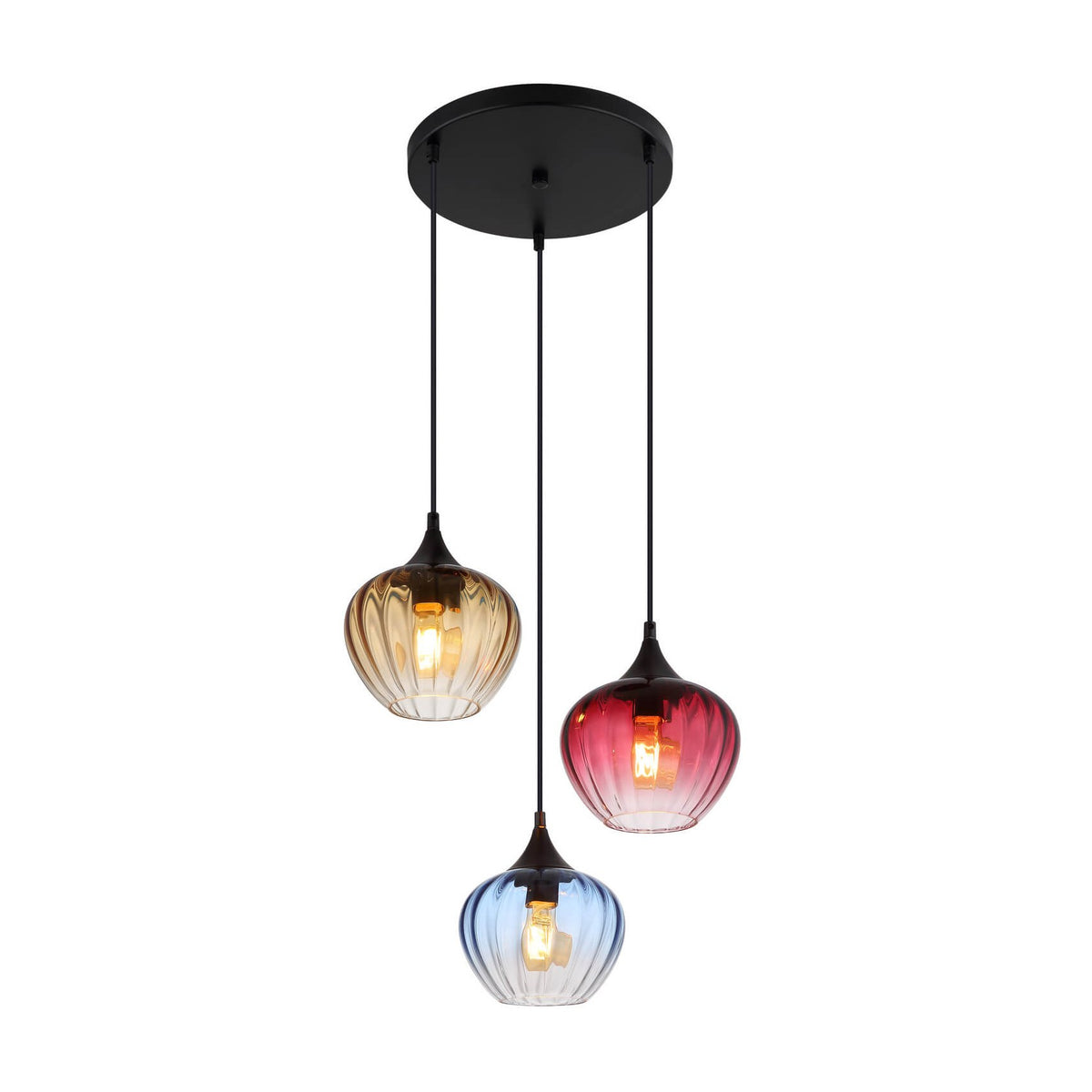 Vue d'ensemble de la suspension noire avec trois abat-jours en verre cannelé ambré, rose et bleu.