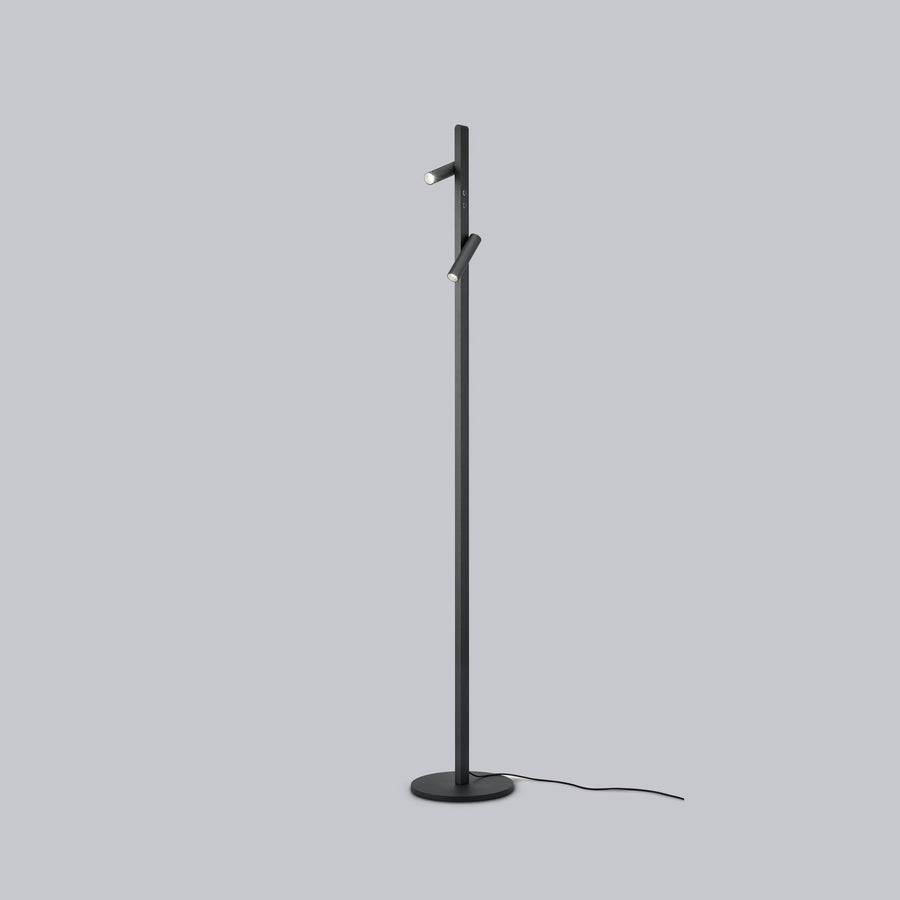 Lampadaire noir de face, tige fine et base ronde sur fond gris