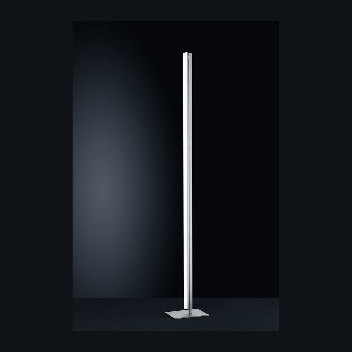 Vue de face du lampadaire nickel sur fond noir, tige verticale et base carrée.