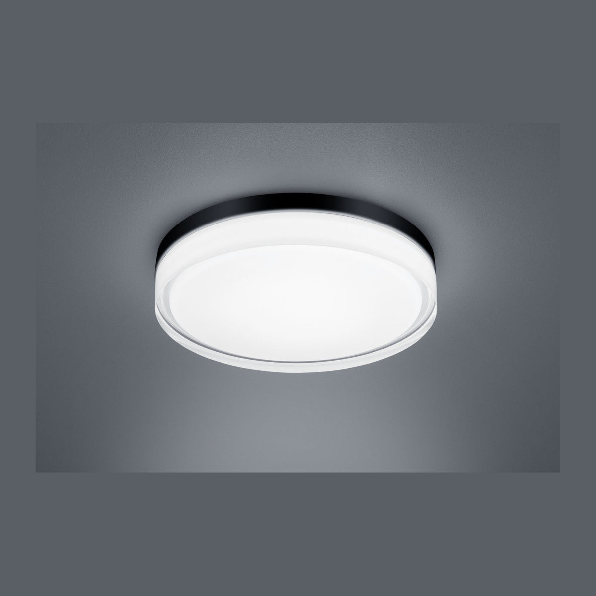 Plafonnier rond vu de face, cerclage noir fin et diffuseur blanc opalin allumé