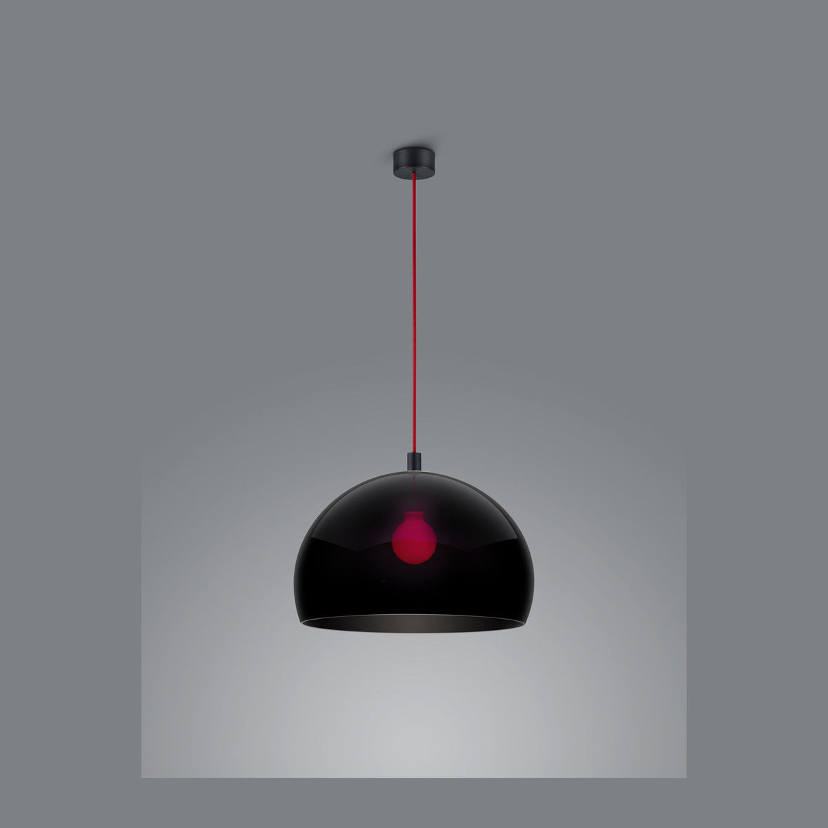 Suspension noire de face, abat-jour demi-sphère laqué, câble rouge et ampoule rouge